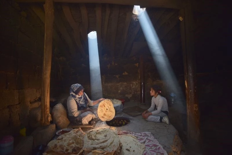 Köy kadınlarının zorlu tandır ekmeği yapma telaşı
