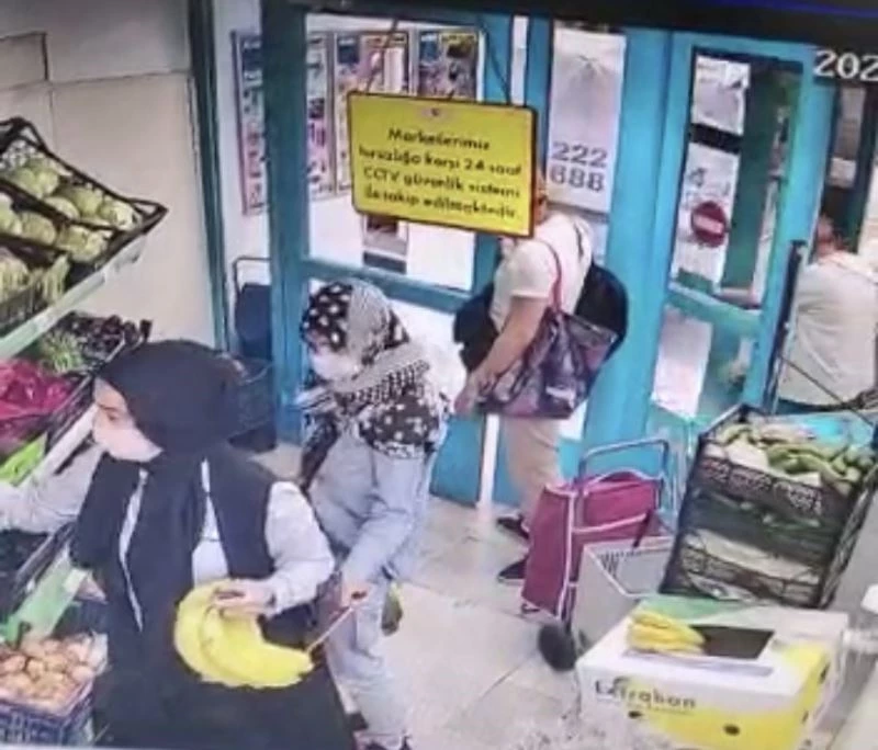 (Özel) Yankesici çetesinin kadının cebinden telefonunu çaldığı anlar kamerada
