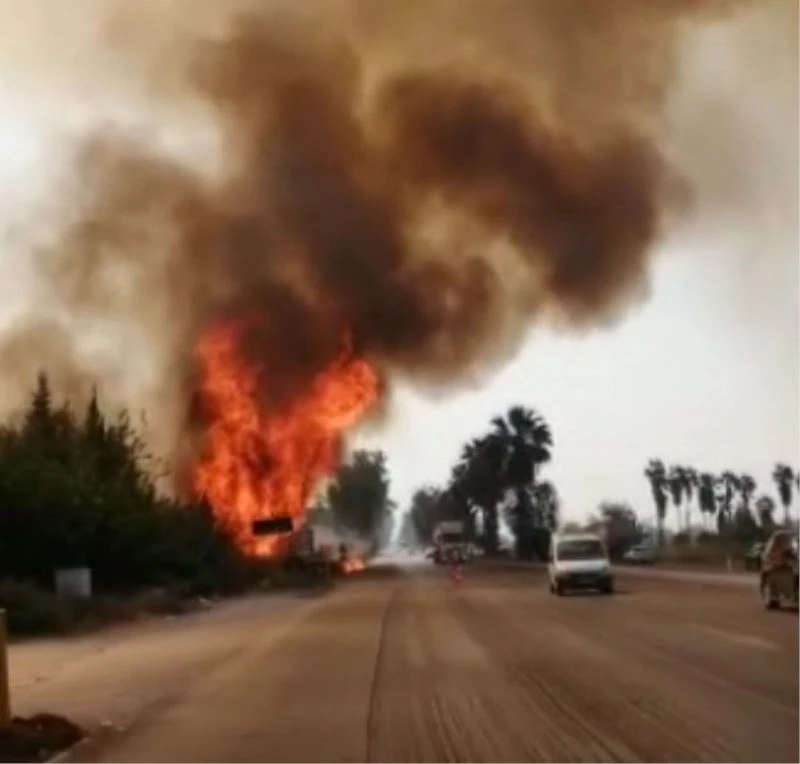 Yangın, Adana-Mersin’in trafik akışını kesti
