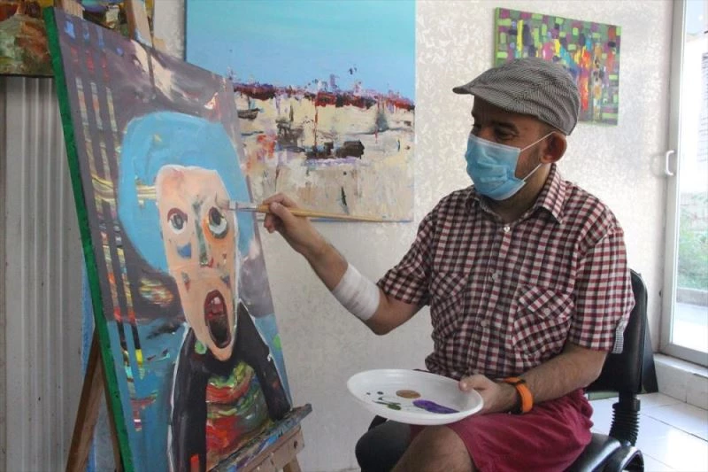 İşitme ve konuşma engelli böbrek hastası ressam hayata çizerek gülümsüyor