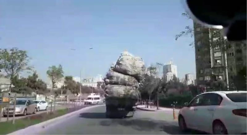 (Özel) Kasasında metrelerce yükseklikteki çuvallarla ilerleyen kamyon kamerada
