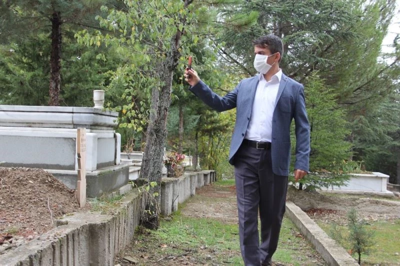 Isparta’da iki arkadaş kabir ziyaretlerini ve vefat duyurularını sosyal medyaya taşıdı
