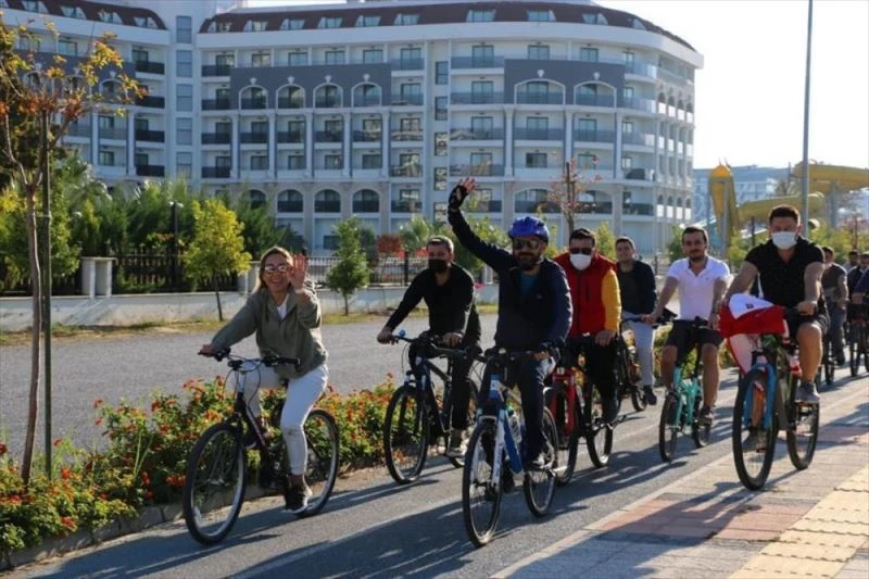 AK Parti Milletvekili Çokal, gençlerle pedal çevirdi