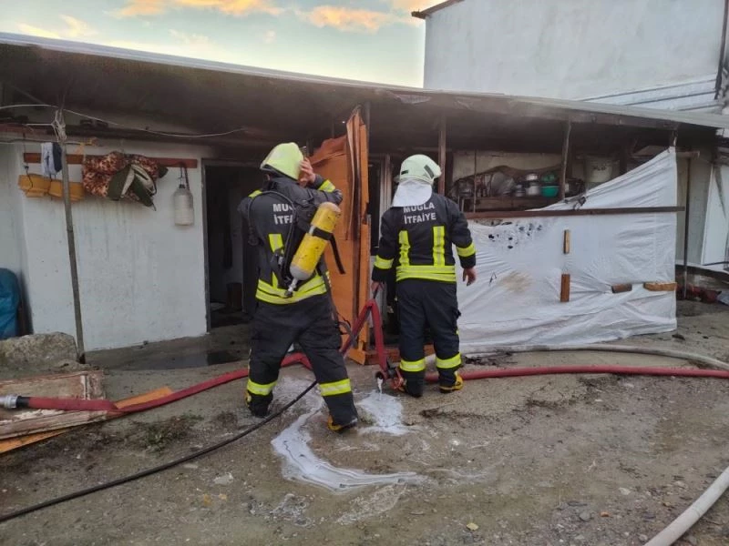 Tarım işçilerinin konakladığı binada yangın
