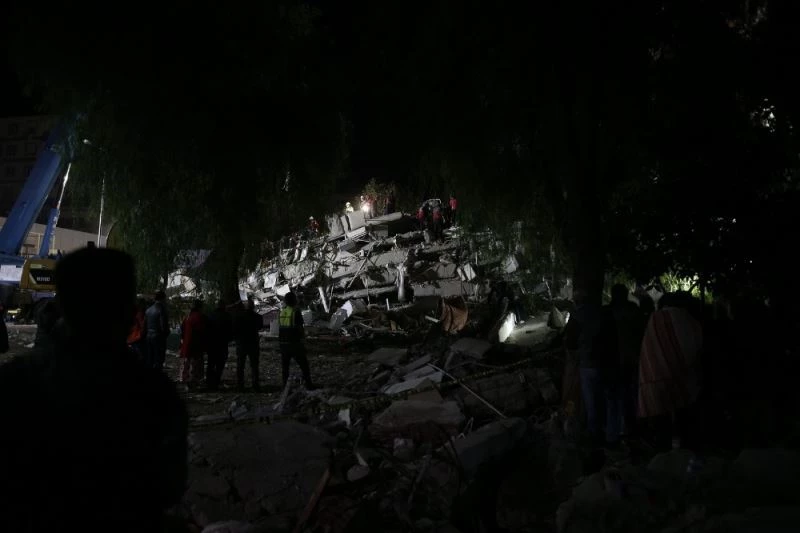 Kurtarma çalışmalarında 33. saate girildi, ekiplerin zamanla yarışı sürüyor
