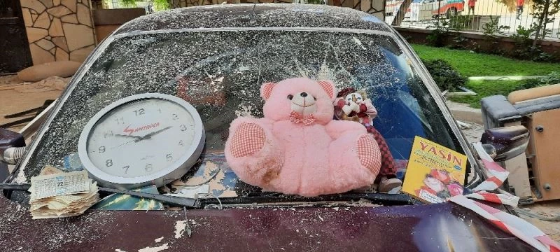 Enkazdan çıkan dram: Ölen torununun elini 14 saat bırakmadı
