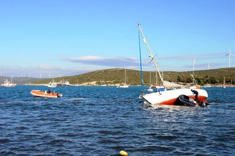 Tsunami ile sürüklenen tekneler denizden çıkartılıyor
