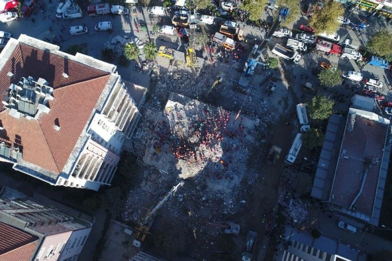 Enkazda 33 saat kapıyla hayata tutundu
