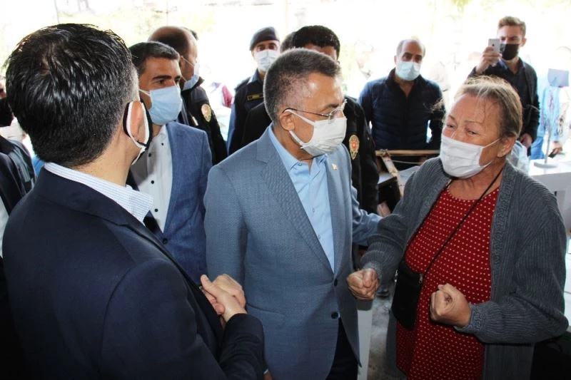 Cumhurbaşkanı yardımcısı Oktay, tsunamiyi gözyaşları içinde anlatan kadını teselli etti
