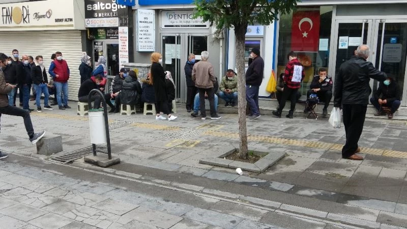 Satışa çıkan evler için bir gün önceden banka önünde kuyruğa girdiler
