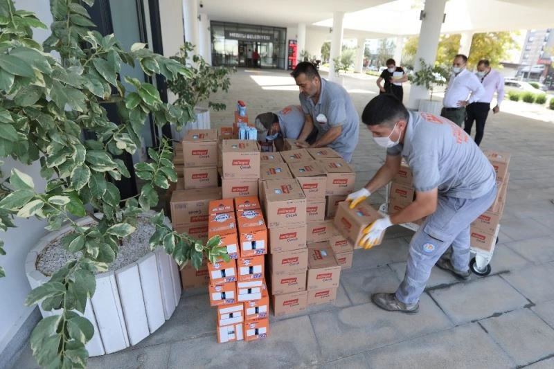 Mezitli’de iyilikseverler hareketi çocukları sütle buluşturacak
