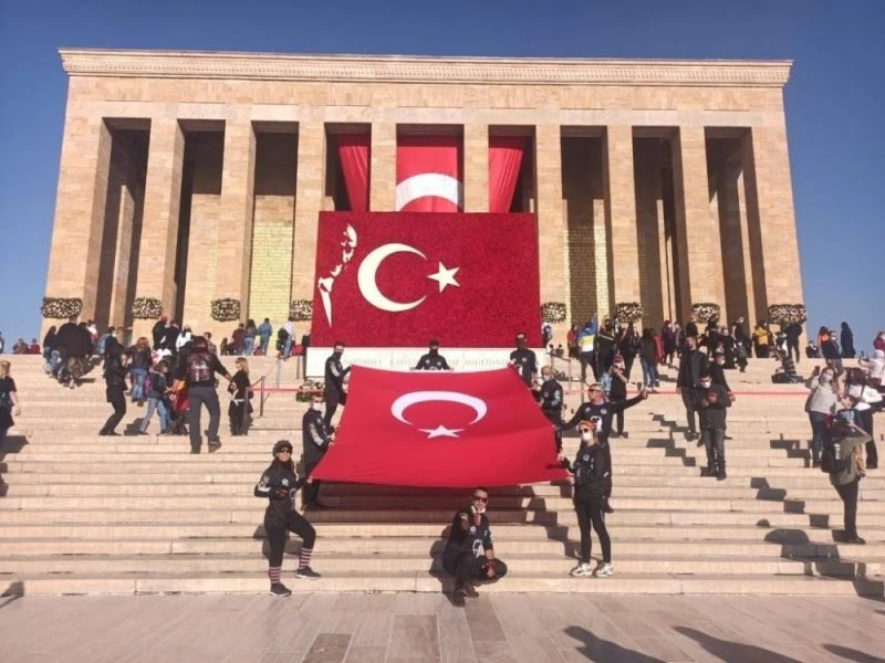 550 kilometreyi bisikletle gidip Ata’nın huzuruna çıktılar
