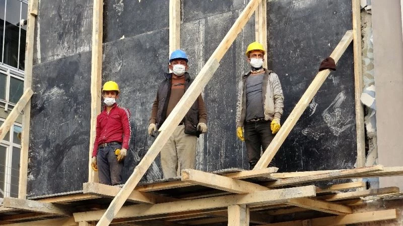 İnşaat işçilerinden Ata’ya saygı
