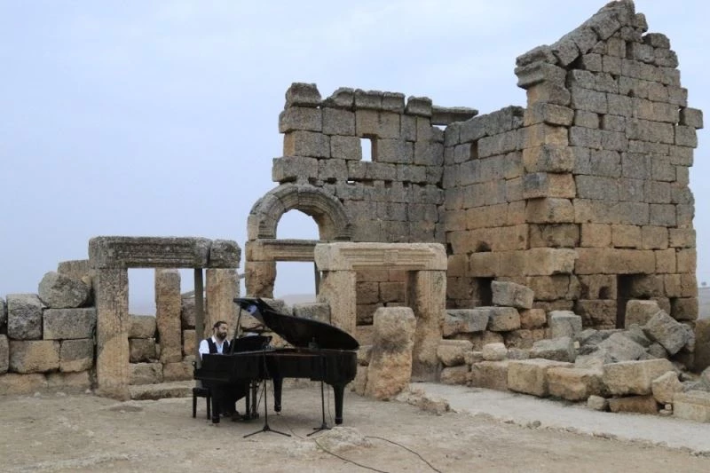 Tarihi Zerzevan Kalesinde farklı dillerde ezgiler seslendirildi
