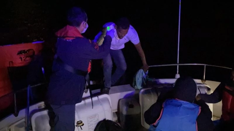 Türk karasularına itilen 25 düzensiz göçmen kurtarıldı
