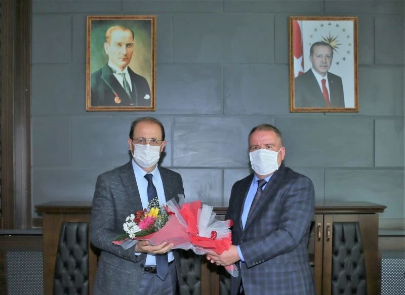 İlahiyat Fakültesi Dekanlığına Prof. Dr. Ayengin atandı
