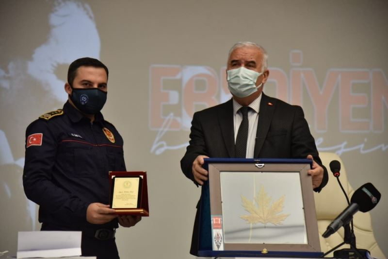 İzmir depreminin kahramanları onurlandırıldı
