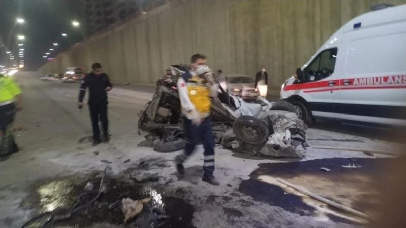 Çekici ile otomobilin çarpıştıktan sonra köprüden düşmesi kamerada
