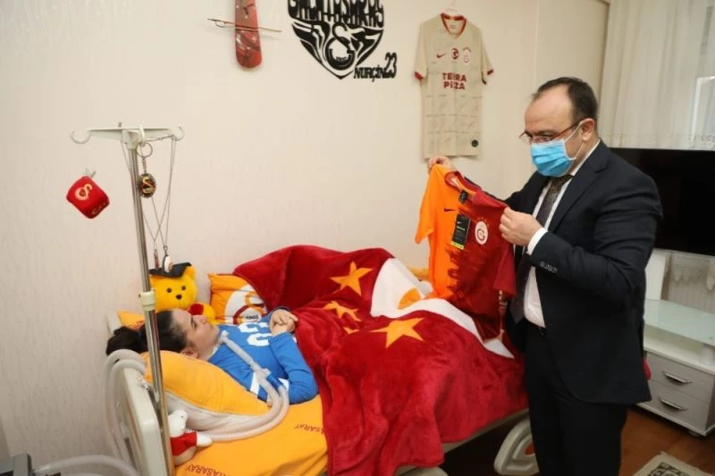 Vali Yırık, kas hastası Nurçin’e forma hediye etti
