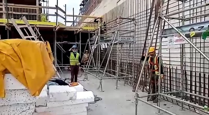 10 Kasım’da inşaat işçilerinden saygı duruşu
