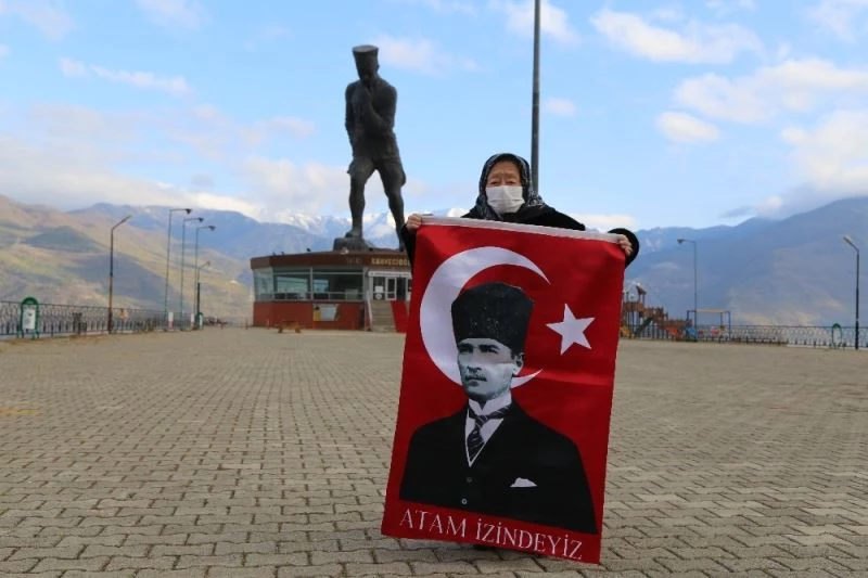 Artvin’de 97 yaşındaki Erzade nine her 10 Kasım’da Atatürk’ün huzurunda
