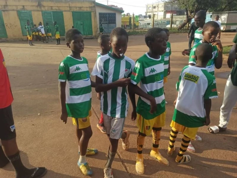 Bursaspor formaları Afrikalı çocuklara ulaştı
