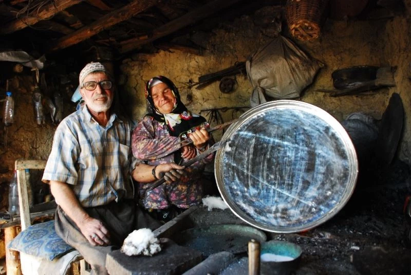 Çırak bulamayan 79 yaşındaki kalaycı ustası eşiyle birlikte çalışıyor
