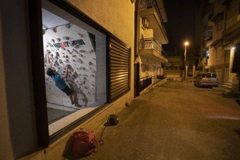 Yunanistan’da sokağa çıkma yasağının süresi 8 saate çıkarıldı
