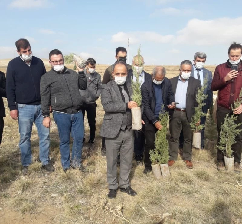 Yunak’ta 3 bin 700 fidan toprakla buluştu
