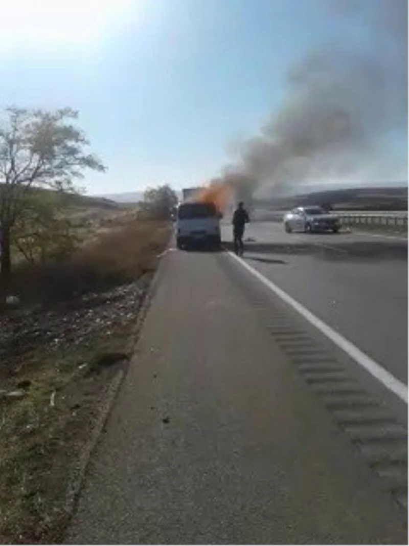 Kasadan sarkan battaniye kamyoneti alev topuna çevirdi
