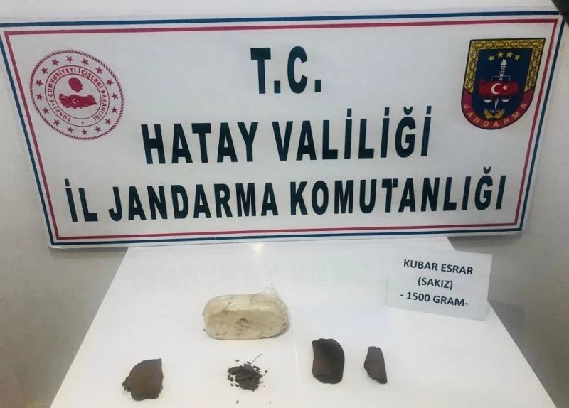Uyuşturucuyu poşetle attılar, jandarmaya yakalandılar
