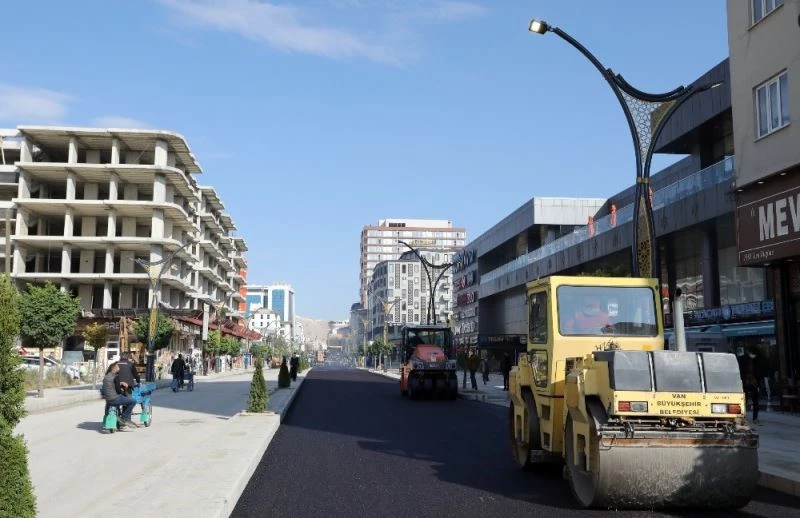 Hacıbekir Caddesi’nin 2. etabında asfalt serimi başladı
