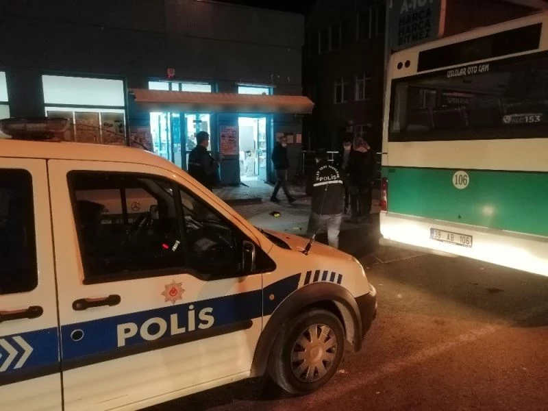 Hırsızla boğuşan kasiyer bıçaklandı
