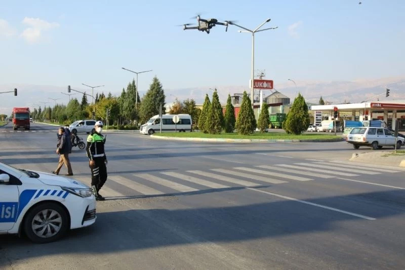 Kırmızı ışıkta geçenler drone ile yakalandı
