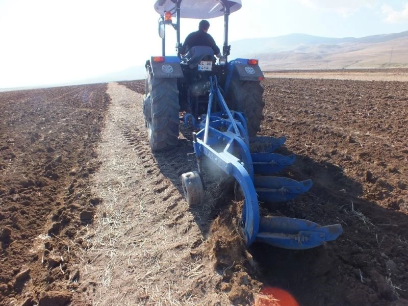Malazgirtli çiftçiler üretime devam ediyorlar
