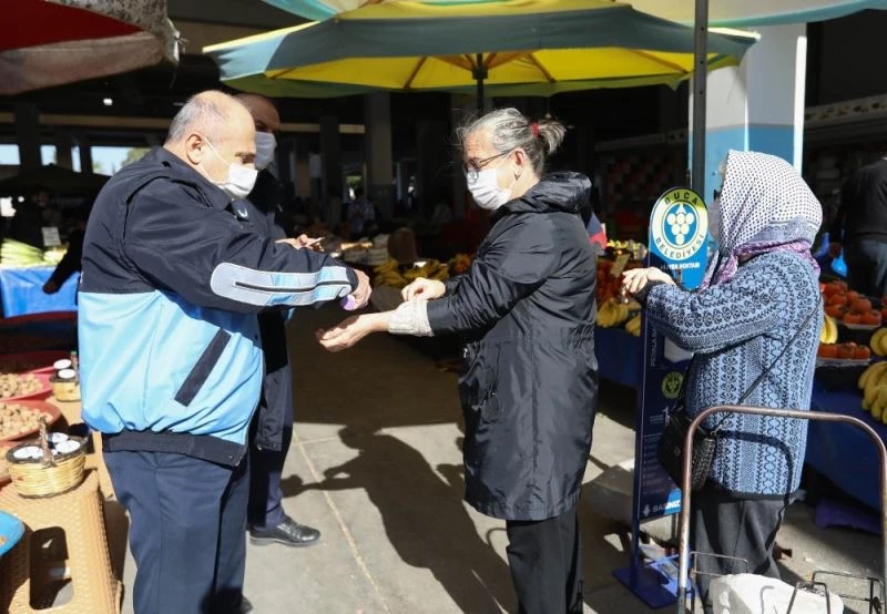 Vakaların arttığı İzmir’de pazar yerlerindeki denetimler sıklaştırıldı
