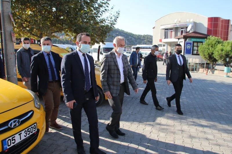 Fiziksel mesafeyi ihlal eden vatandaşlardan kaymakama şaşırtan cevap: “Tamam dayı”
