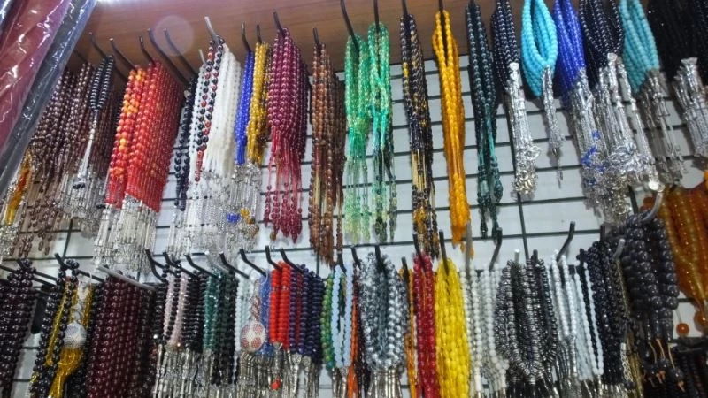 Burhaniye’de Cevat dede 65 yaşında tespih diziyor
