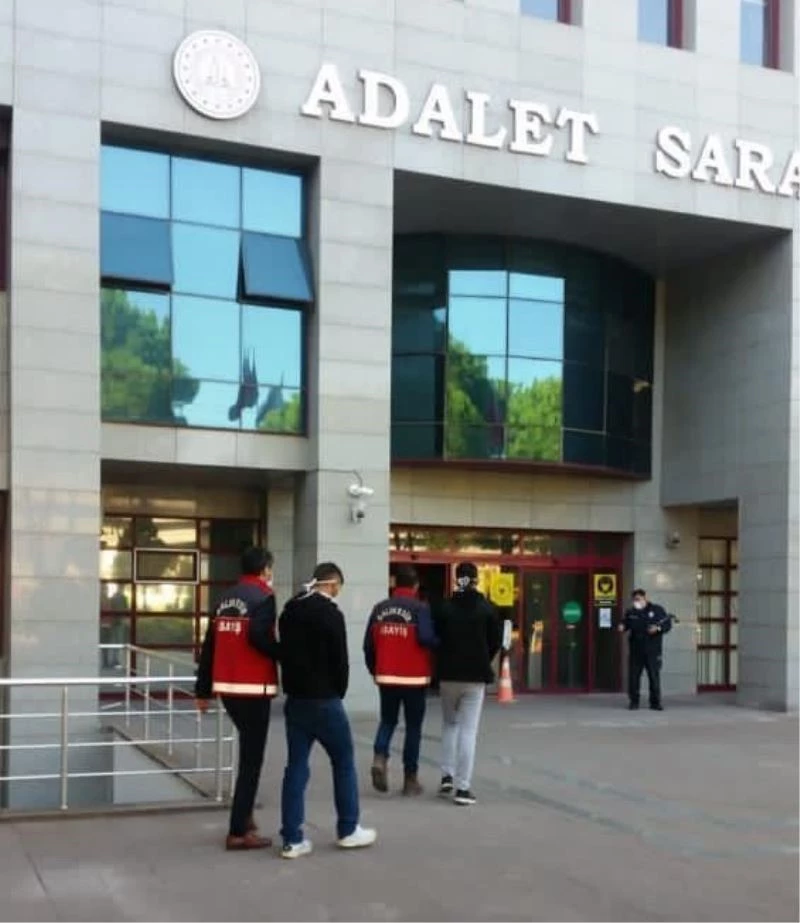 İnternet kafeyi soydular, kameraya yakalandılar
