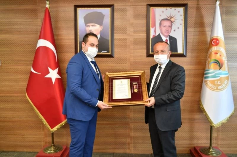 Denizli Valiliğinden şehit yakınına ve bir gaziye Devlet Övünç Madalyası
