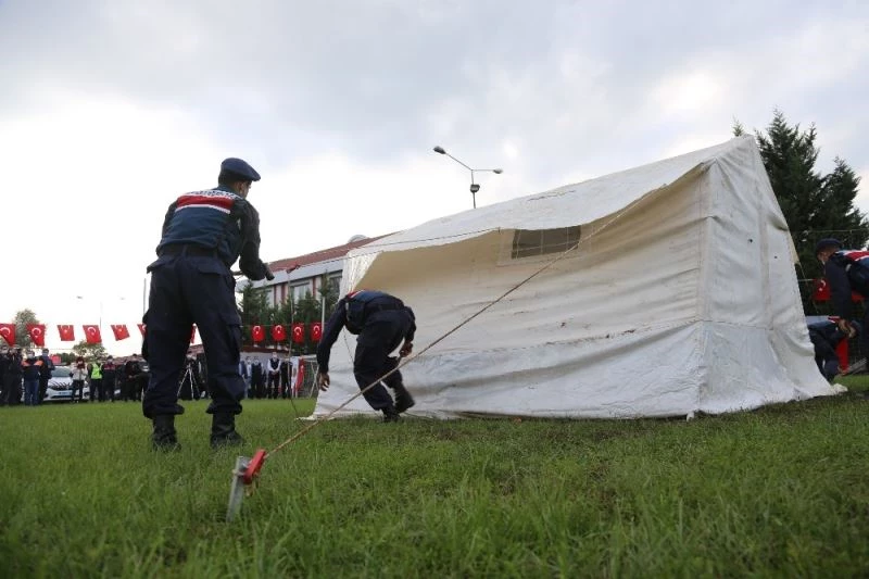 İzmir depreminde 7 dakikada kurulan deprem çadırını 5 dakikada kurdular
