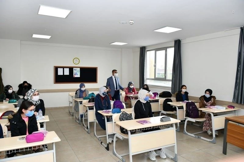 Vali Gürel’dem Kız İmam Hatip Lisesi’ni ziyaret etti
