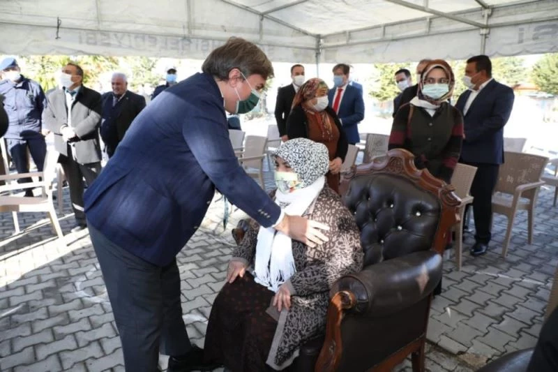 Vali Aydoğdu, ayakta kalan kadınları koltuğa, protokolü sandalyeye oturttu
