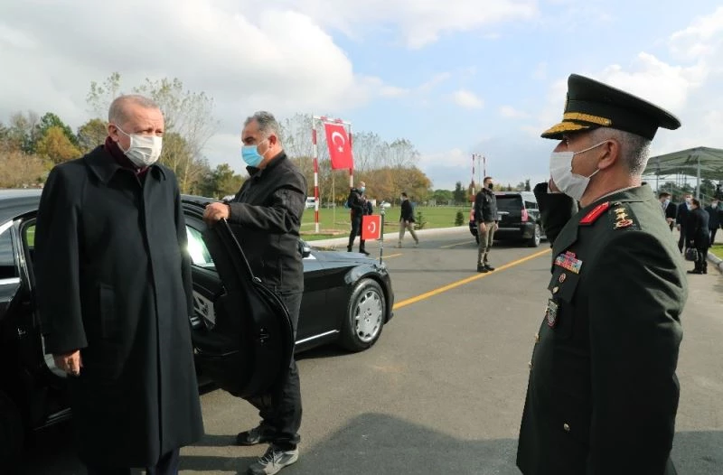 Cumhurbaşkanı Erdoğan komandolara sancaklarını teslim etti
