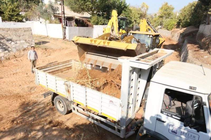 Efeler Belediyesi Çakırlar Deresi’ni temizliyor
