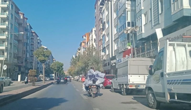 Nakliye kamyonetine çevirdiği elektrikli bisikletle trafiği tehlikeye soktu

