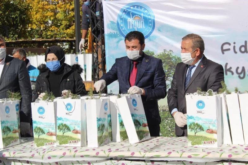 Başkan Ayık, Akyurtlulara fidan dağıttı
