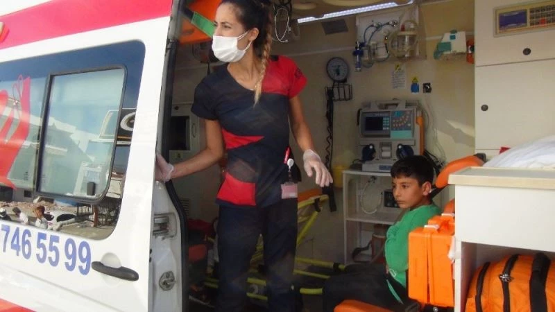 Araçlar kafa kafaya çarpıştı, araçtan inen çocuk koşarak uzaklaştı
