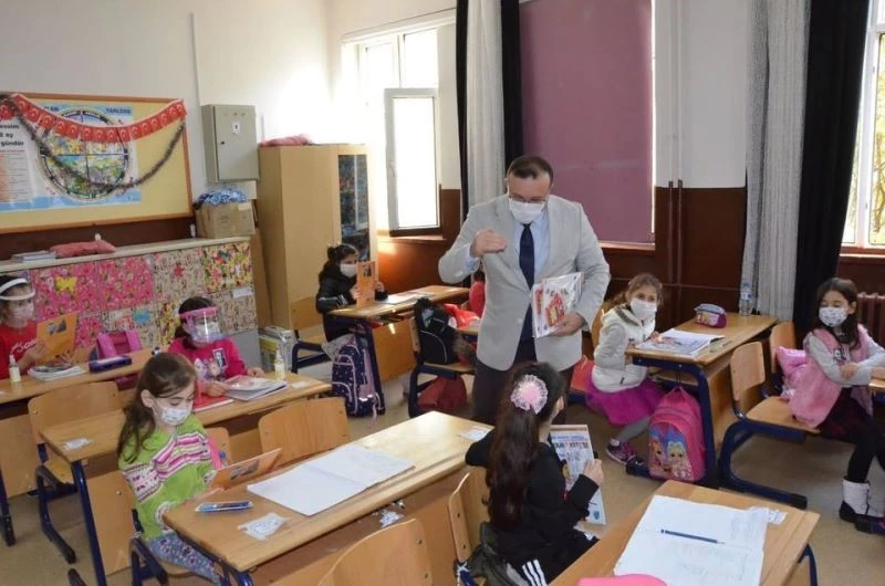 Çocuklara boyama kitabıyla korana virüs anlatıldı
