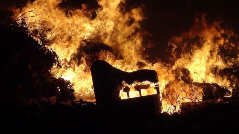 Manavgat’ta otellerin çöp ve molozlarını döktüğü okul arsasında yangın korkuttu
